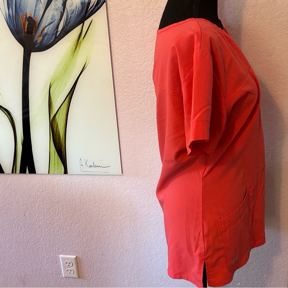 scrub top size medium has a stain - Picture 3 of 6